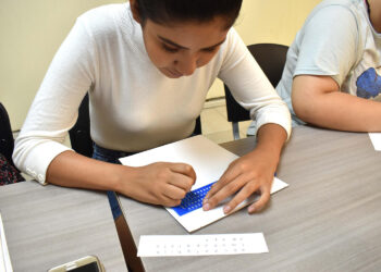 Próximas maestras aprenden voluntariamente sistema de lectura Braille