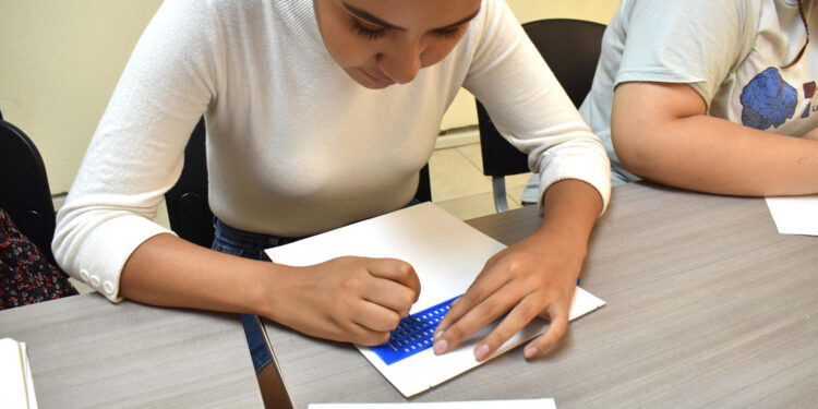 Próximas maestras aprenden voluntariamente sistema de lectura Braille