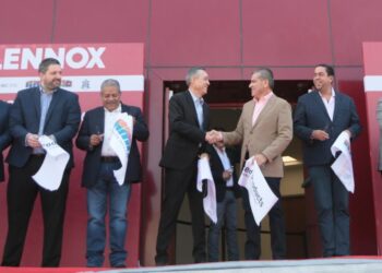 ACOMPAÑAN MIGUEL RIQUELME Y JOSÉ MARÍA MORALES A DIRECTIVCOS DE LENNOX EN LA INAUGURACIÓN DE LA PLANTA 3