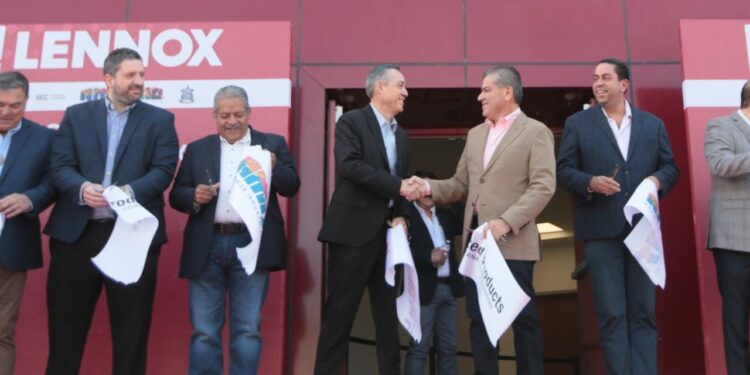ACOMPAÑAN MIGUEL RIQUELME Y JOSÉ MARÍA MORALES A DIRECTIVCOS DE LENNOX EN LA INAUGURACIÓN DE LA PLANTA 3