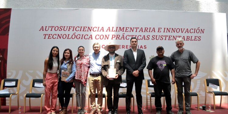 Población rural y urbana, obligada a proteger a las abejas: Víctor Suárez Carrera