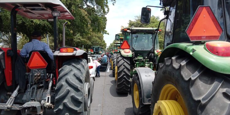 GRAN CONCENTRACIÓN DE MAQUINARIA AGRÍCOLA DE LOS ESTADOS DE SONORA Y SINALOA