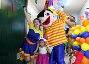 Niña de 5 años termina tratamiento contra leucemia y toca campana de victoria en OncoCREAN del HGZ No. 1 del IMSS en Nayarit