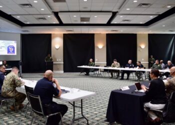 Ejércitos de EU y México, acuerdan en reunión Binacional contener a grupos de migrantes