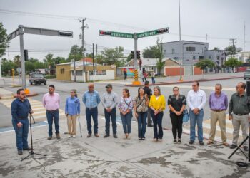 INSTALAN SEMÁFOROS EN CALLE MONTERREY Y 16 DE SEPTIEMBRE