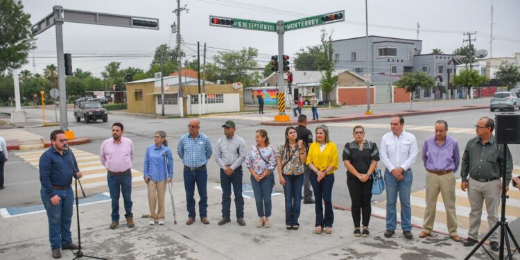 INSTALAN SEMÁFOROS EN CALLE MONTERREY Y 16 DE SEPTIEMBRE