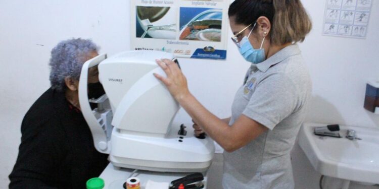 Cambian la vida de 22 personas con cirugía de cataratas