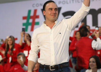 Con propuestas, arrasa Manolo Jiménez en los debates.