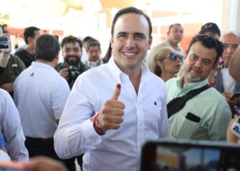 Emite su voto Manolo Jiménez en Saltillo.