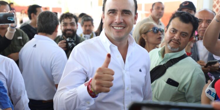 Emite su voto Manolo Jiménez en Saltillo.