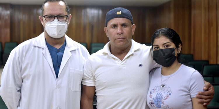Regala papá calidad de vida a su hija con donación de riñón en HGZ No. 33 del IMSS Nuevo León