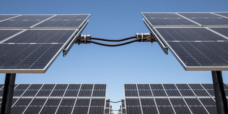 México recibe un préstamo de Francia de 98 millones de dólares para nueva megaplanta solar