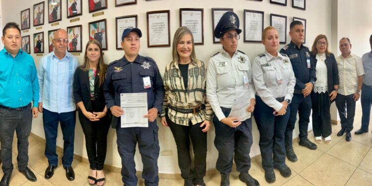RECONOCEN A POLICÍAS Y BOMBEROS DEL MES DE MAYO
