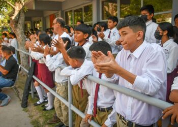 PRESIDE ALCALDESA SALUDO A LA BANDERA  EN SECUNDARIA ABEL HERRERA