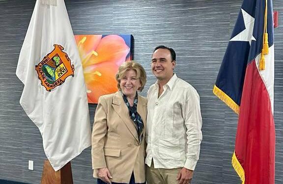 Se reúne Manolo con la Secretaria de Estado de Texas