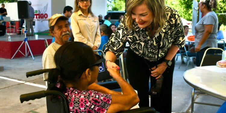Atiende alcaldesa a ciudadanos del Ejido Villa de Fuente