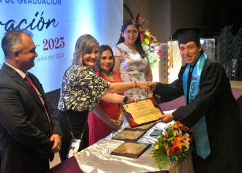 ACOMPAÑA LA ALCALDESA A GRADUADOS DEL CBTIS 34