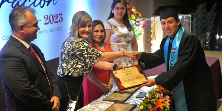 ACOMPAÑA LA ALCALDESA A GRADUADOS DEL CBTIS 34