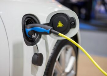 ¿Un auto eléctrico o híbrido? El dinero te puedes ahorrar al comprar uno