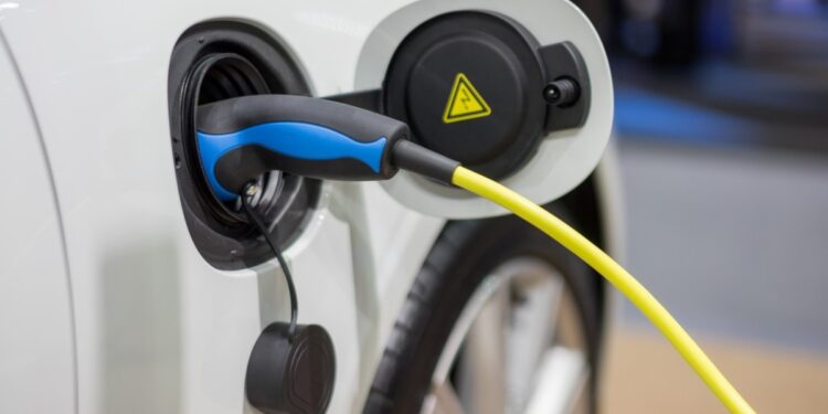 ¿Un auto eléctrico o híbrido? El dinero te puedes ahorrar al comprar uno