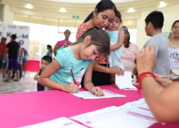 Entregan despensas a 400 alumnos de nivel básico