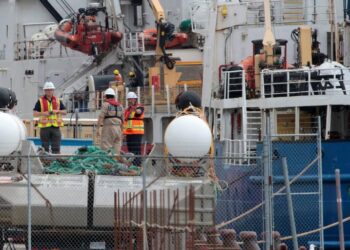 La Guardia Costera de Estados Unidos encontró “presuntos restos humanos” entre el material recuperado del sumergible Titan