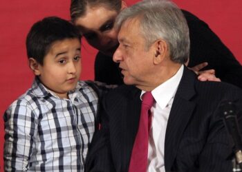‘También los padres son adorables’, AMLO felicita a padres mexicanos