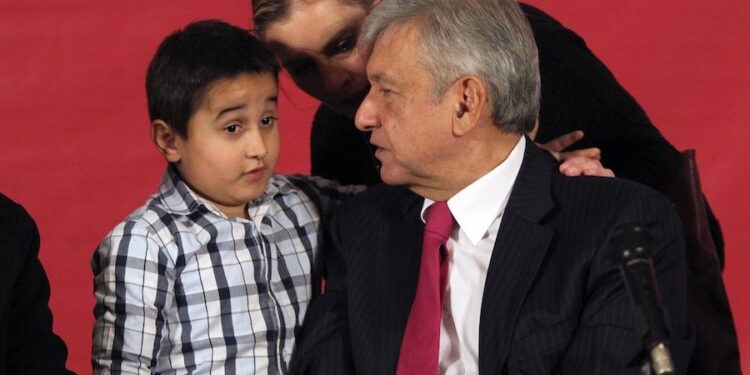 ‘También los padres son adorables’, AMLO felicita a padres mexicanos