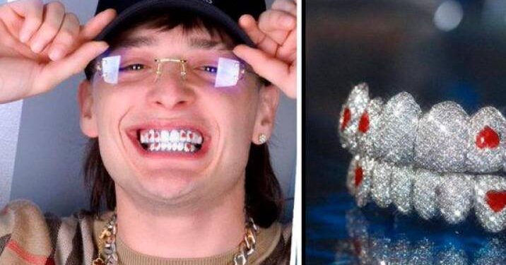 Presume Peso Pluma sonrisa millonaria; ¡Usa protector bucal de oro y diamantes!