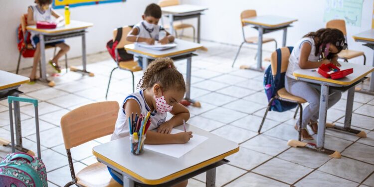 Padres deben fomentar que sus hijos concluyan el ciclo escolar