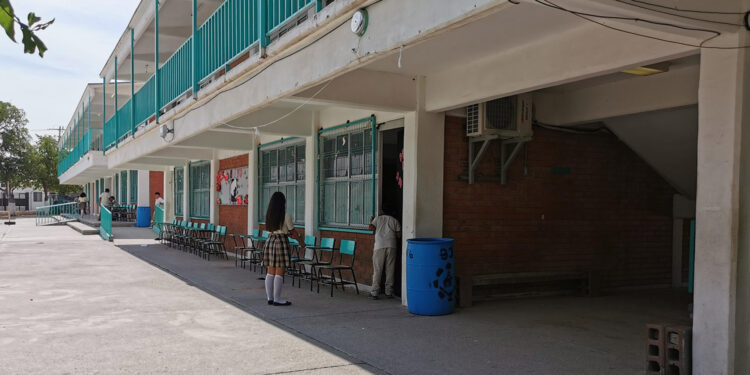 En las escuelas personas mayores de 60 años seguirán con el cubre boca