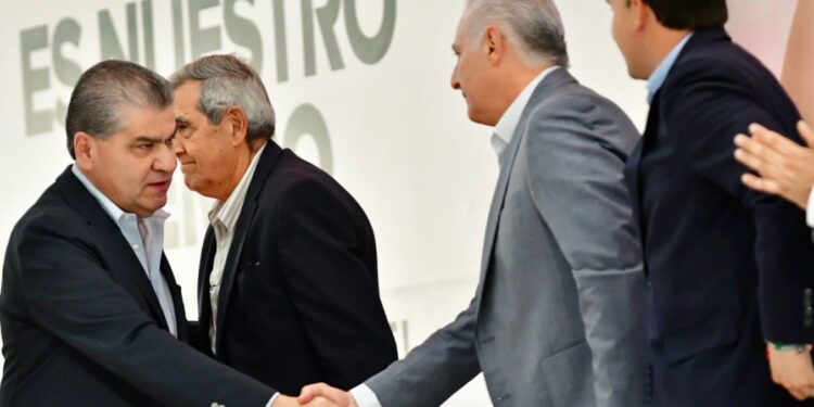 RECONOCE MIGUEL RIQUELME AL ALCALDE ROMÁN CEPEDA A LA MITAD DE SU ADMINISTRACIÓN