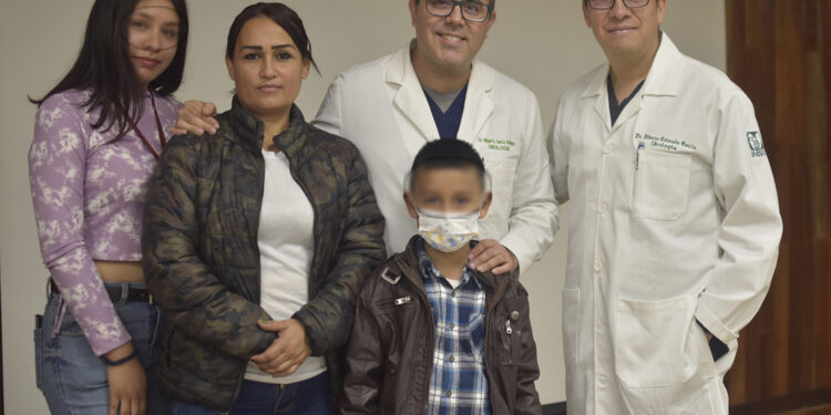 Con cirugía triple, reconstruyen vías urinarias y preservan función renal a niño de 8 años en HGZ No. 33 del IMSS Nuevo León