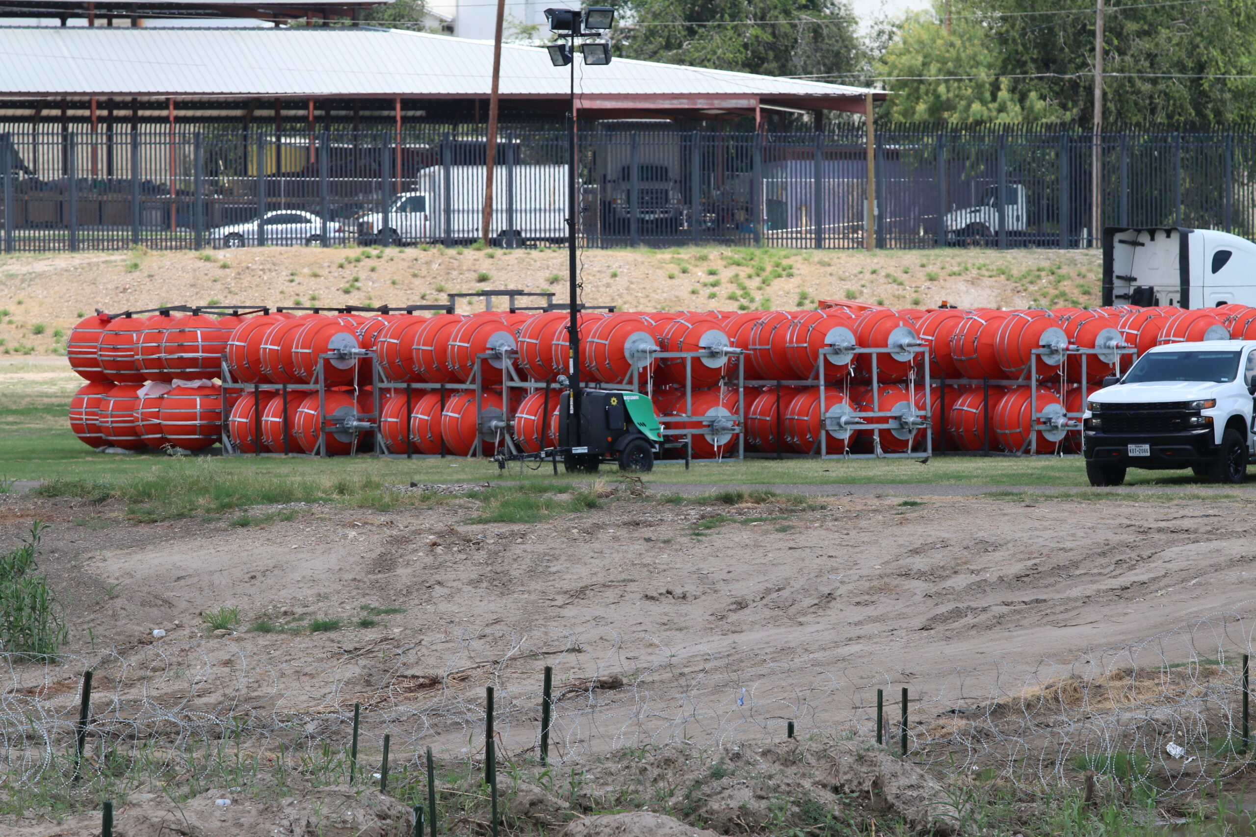Llegan las boyas para impedir el paso de grupos de migrantes por el rio Bravo
