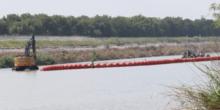 Muro flotante de Abbott invade territorio mexicano
