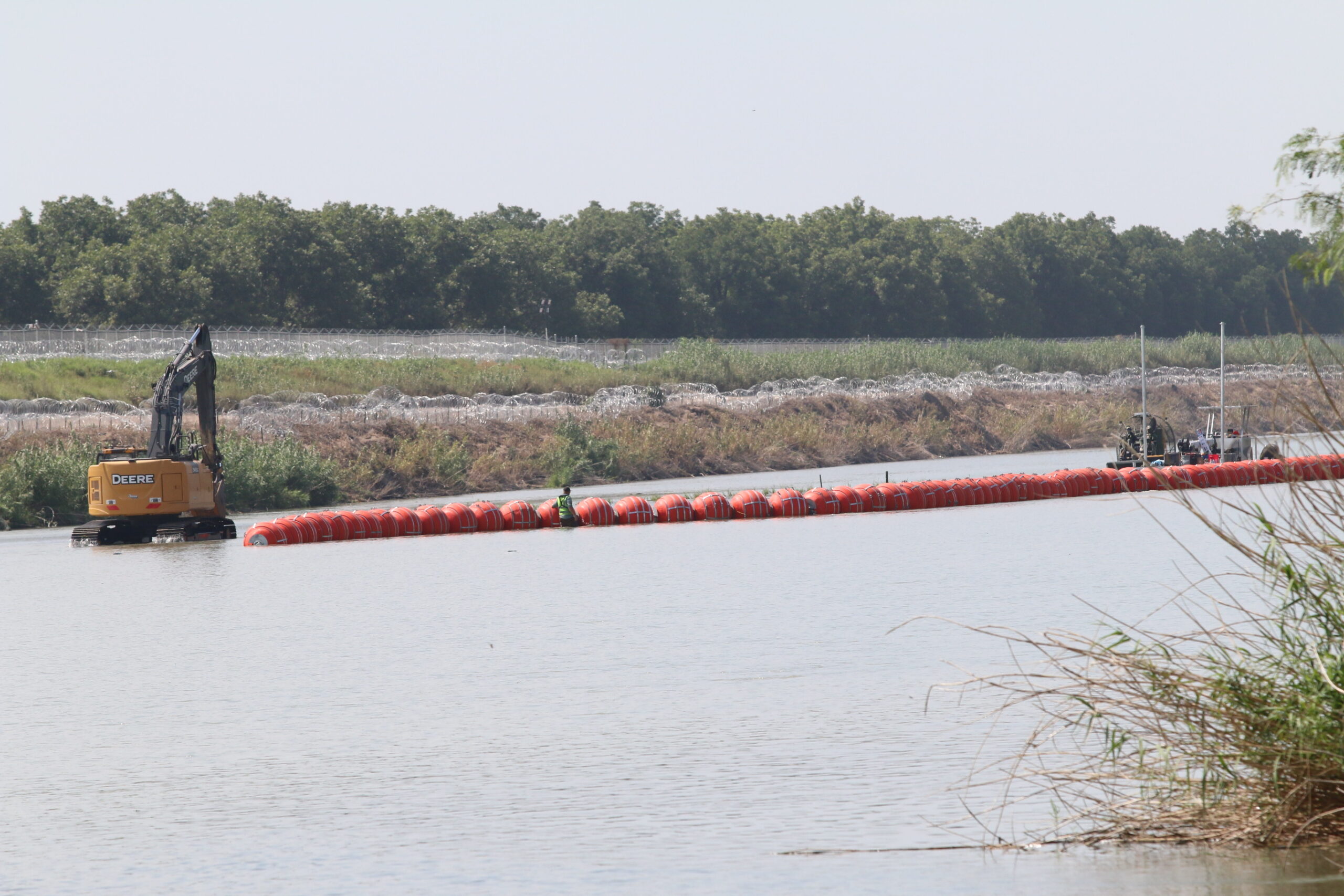 Muro flotante de Abbott invade territorio mexicano