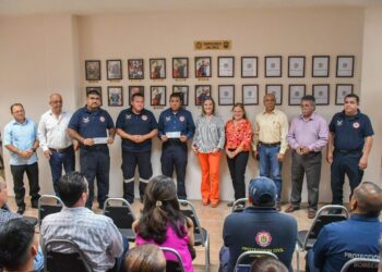 CONTINÚA ALCALDESA INCENTIVANDO A POLICIAS Y BOMBEROS