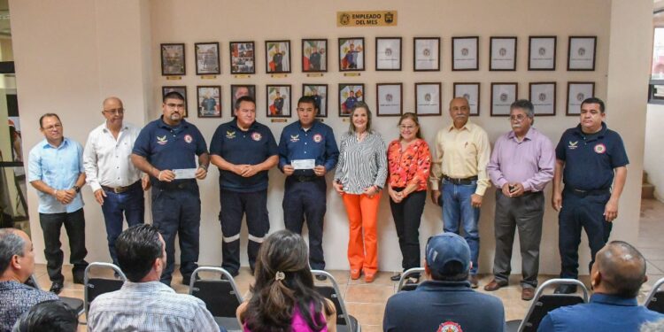 CONTINÚA ALCALDESA INCENTIVANDO A POLICIAS Y BOMBEROS
