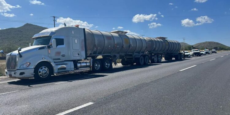 EN SAN LUIS POTOSÍ, GUARDIA NACIONAL ASEGURA TRACTOCAMIÓN CON 68 MIL 500 LITROS DE HIDROCARBURO DE APARENTE PROCEDENCIA ILÍCITA