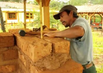 Promoverá diputado de Coahuila reformas para impulsar la construcción de casas con adobe