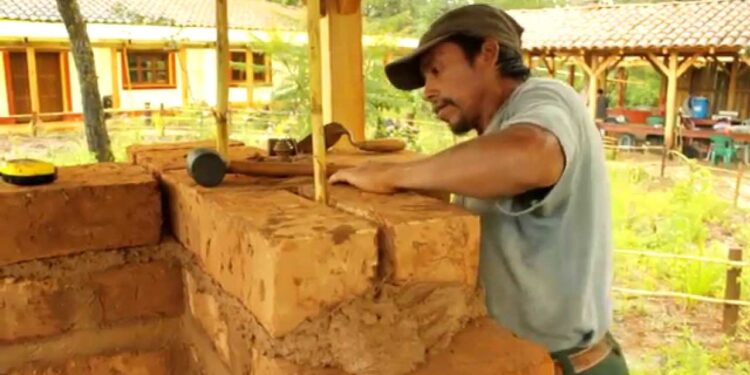 Promoverá diputado de Coahuila reformas para impulsar la construcción de casas con adobe