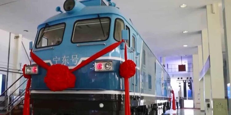 China presenta la primera locomotora de hidrógeno convertida a partir de un motor de combustión interna