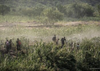 Endurece Texas tácticas para frenar el paso de migrantes