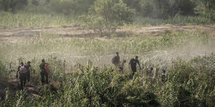 Endurece Texas tácticas para frenar el paso de migrantes