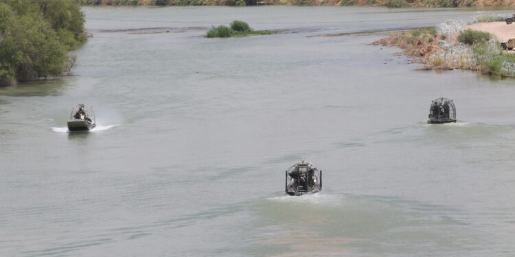 Respaldan a Texas para contener la migración que cruza por México