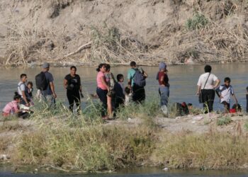 Cientos de migrantes continúan cruzando el Río Bravo