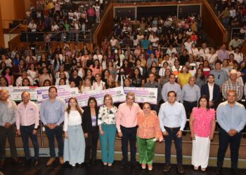GOBERNADOR Y ALCALDESA  ENTREGAN BECAS A MUJERES