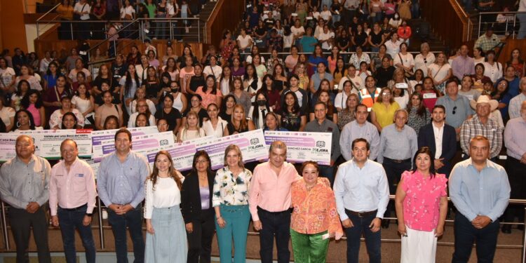 GOBERNADOR Y ALCALDESA  ENTREGAN BECAS A MUJERES