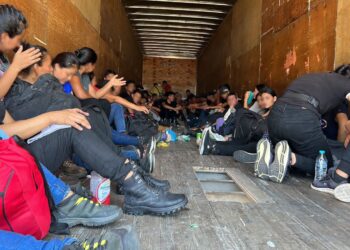 INM y elementos de seguridad localizan a 64 migrantes guatemaltecos abandonados en la caja de un tráiler