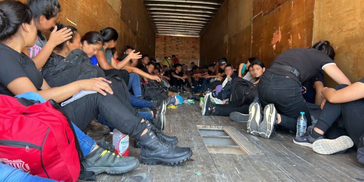 INM y elementos de seguridad localizan a 64 migrantes guatemaltecos abandonados en la caja de un tráiler